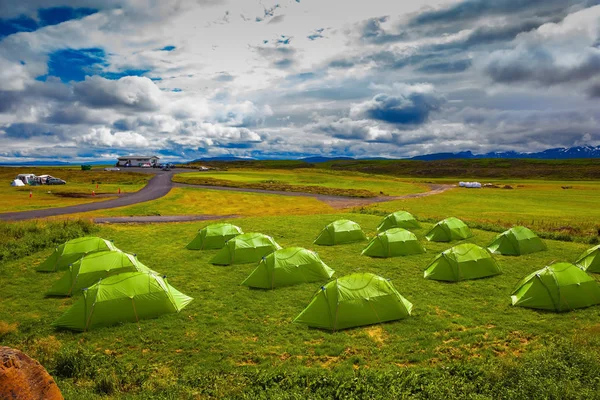 Zielony namioty na trawiasta trawnik — Zdjęcie stockowe