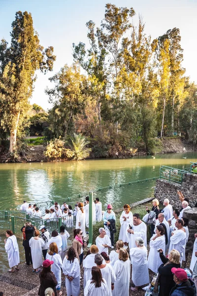 Chrześcijańskich pielgrzymów zanurzenie do rzeki Jordan — Zdjęcie stockowe