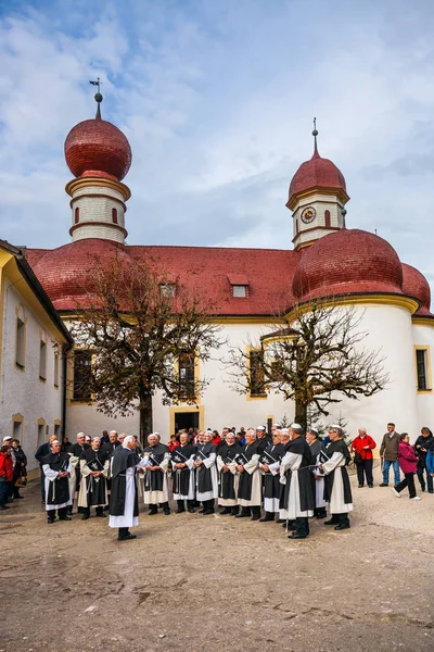 Monastic Choir performs ritual chants — Stock Photo, Image