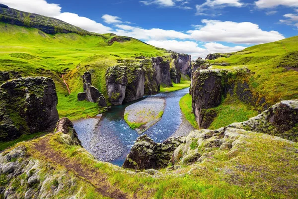 Kanyon Fyadrarglyufur ve akış kayalıklarla 