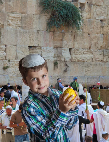 Menino em crânio festivo branco com etrog — Fotografia de Stock