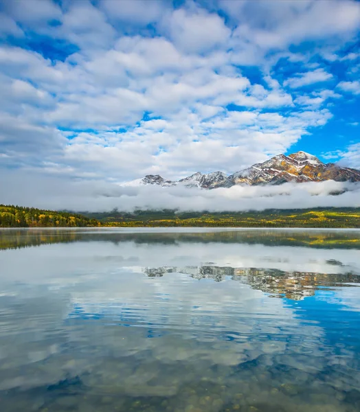 Piramit göl Dağları sis ile önünde  