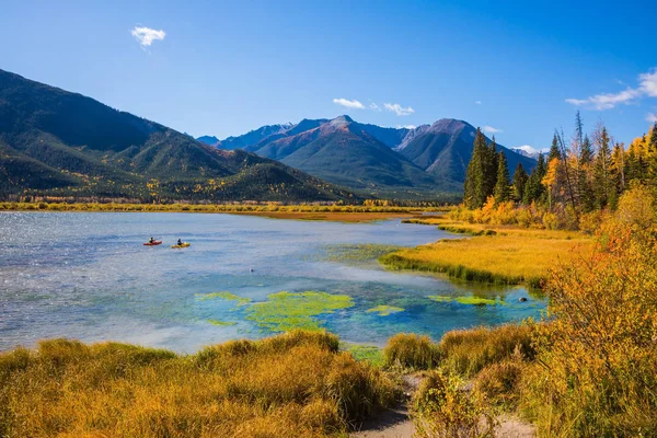 Lago Vermilion entre florestas de outono — Fotografia de Stock