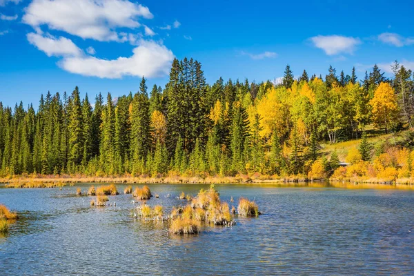 Lac Vermillon parmi les forêts d'automne — Photo