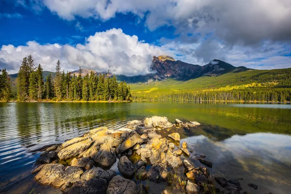 Pyramid Mountain and clear lake at autumn — Stock Photo, Image