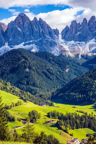 Picos de montanha em torno de prados alpinos — Fotografia de Stock