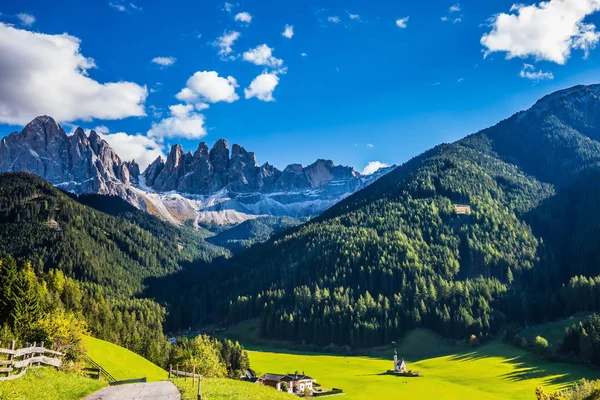 Yeşil Vadi ve kilisede çok