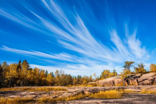 Nubes Cirrus en el Parque Pinawa en otoño —  Fotos de Stock