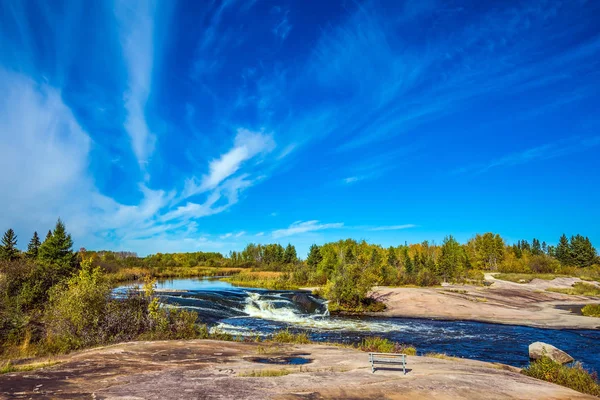 Panchina di legno sulla riva del fiume Winnipeg — Foto Stock