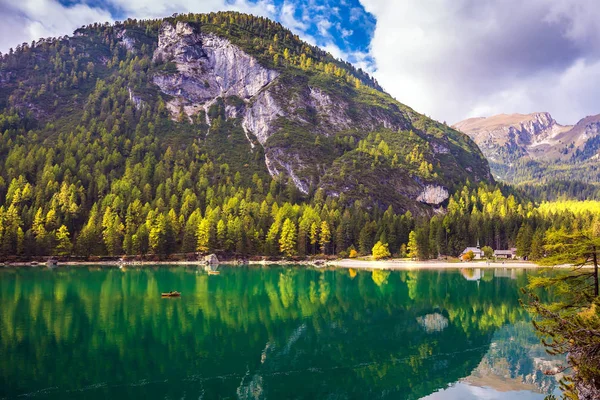 Lago refleja montañas circundantes —  Fotos de Stock