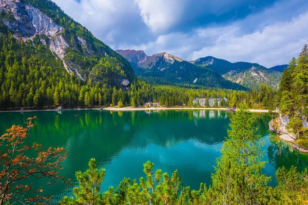 Lago refleja montañas circundantes — Foto de Stock