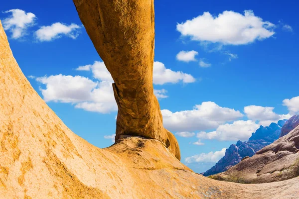 Armatura naturale di granito calvo nel deserto — Foto Stock