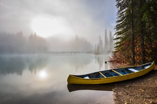 钓鱼船停泊在岸边的雾 — 图库照片