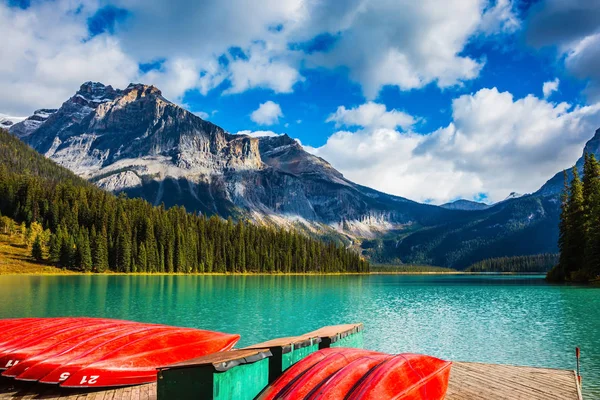 Kırmızı kayaks göl kenarında kurutma — Stok fotoğraf