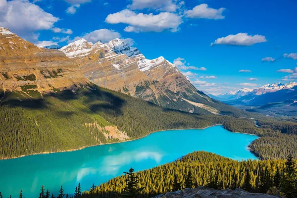 Lago azul entre rocas altas —  Fotos de Stock