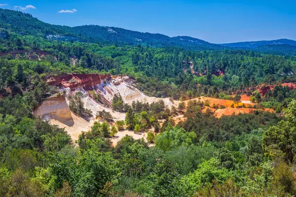 Pit on production ochre in front of moutains — Stock Photo, Image