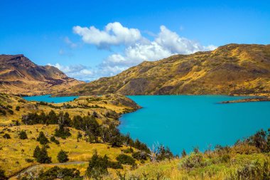 sessiz nehir yeşil tepelerin arasında akan