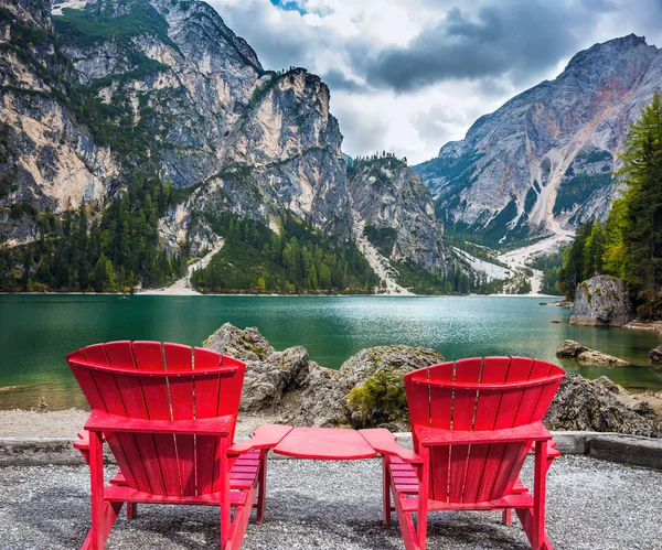 Two red deckchairs on shore of lake — Stock Photo, Image