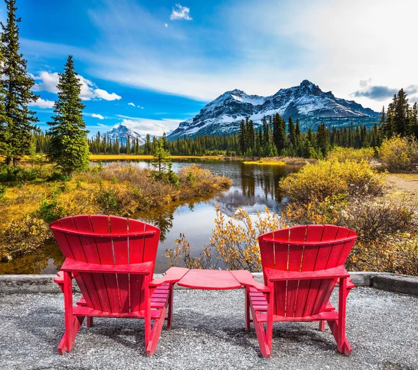 Deux transats dans les montagnes — Photo