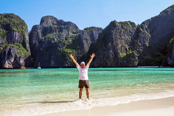 Man on beach Phi Phi Island — Stock Photo, Image