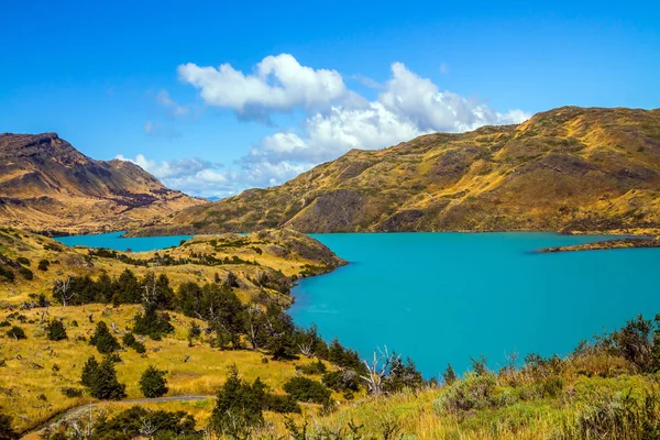 sessiz nehir yeşil tepelerin arasında akan