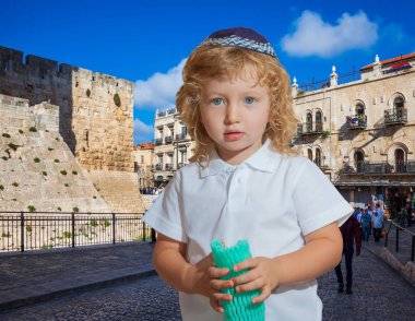  Uzun sarı bukleler olan küçük çocuk