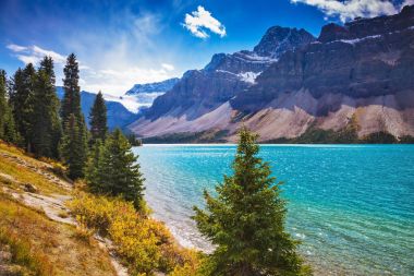 Zümrüt Gölü kayalarla çevrili yay