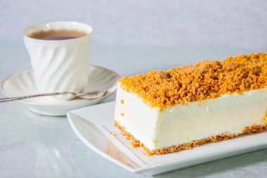 Peynirli kek ve çay Kupası 