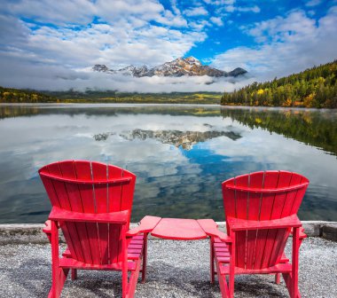  Piramit göl kenarında şezlong vardır.
