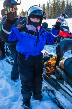 Kış sporları için özel elbiseli kadın.
