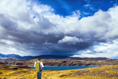 Kadın turist bir sırt çantası ile