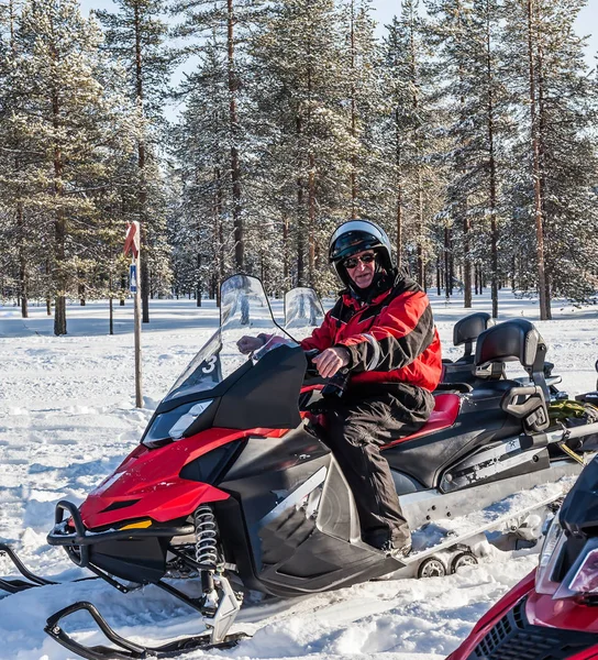 Man op eerste reis op de sneeuwscooter — Stockfoto