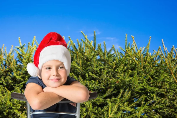 Noel Baba'nın kırmızı bere içindeki çocuk — Stok fotoğraf