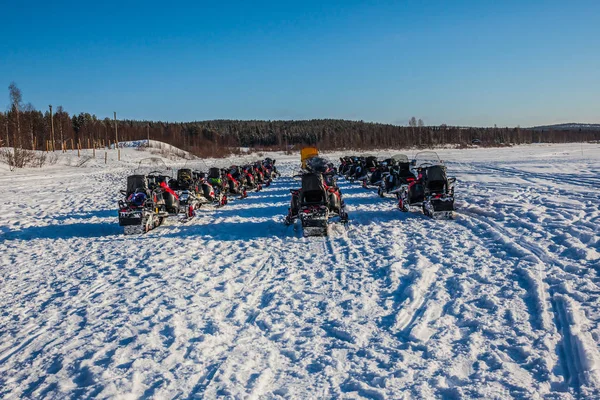 Viagem em motos de neve em ternos especiais . — Fotografia de Stock