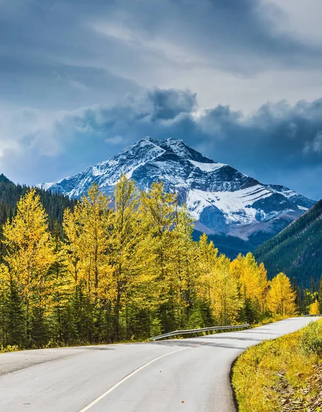 Herbsttag in den kanadischen Rockies. — Stockfoto