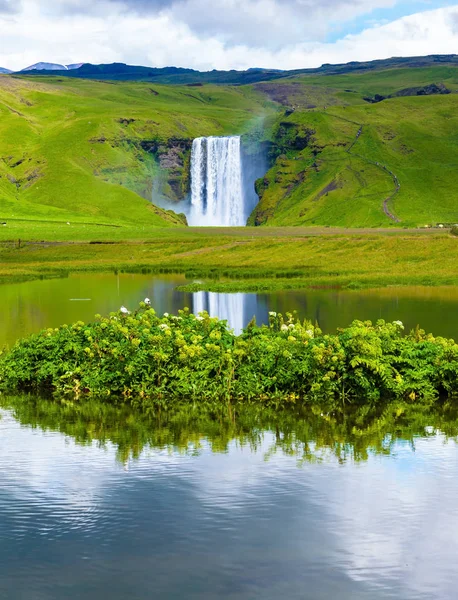 Обильный водопад Скогафосс — стоковое фото