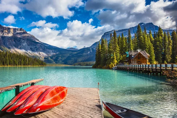 A kanadai Sziklás-hegység Emerald-tó — Stock Fotó