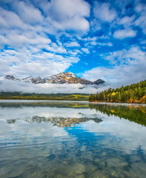 Kanada kayalık dağlarında gölde piramitleri