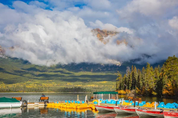 Pyramid mountain and Pyramid Lake — Stock Photo, Image