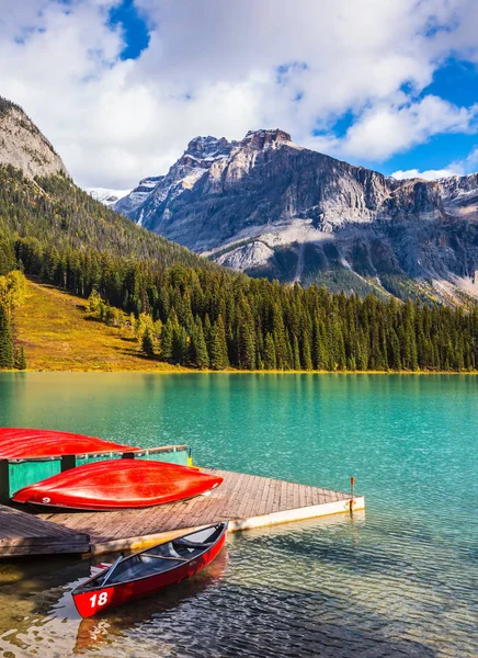 Kanada kayalık dağlarında Emerald Gölü — Stok fotoğraf