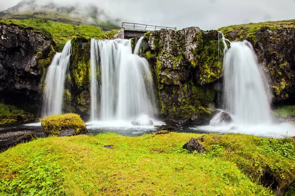 Kirkjoufell mäktiga vattenfall Kirkjoufellfoss. — Stockfoto