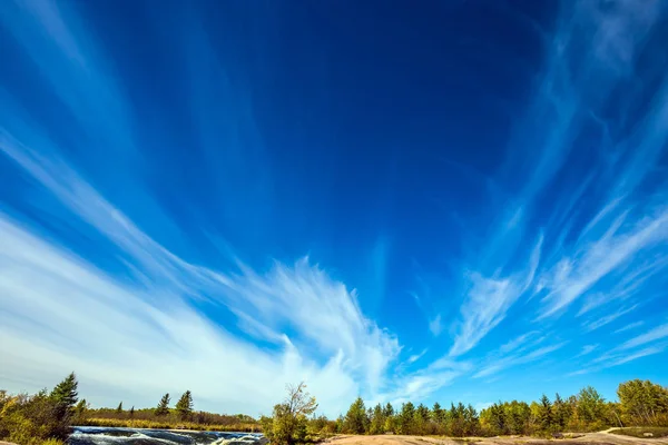 Nubes de cirros y fuerte viento — Foto de Stock