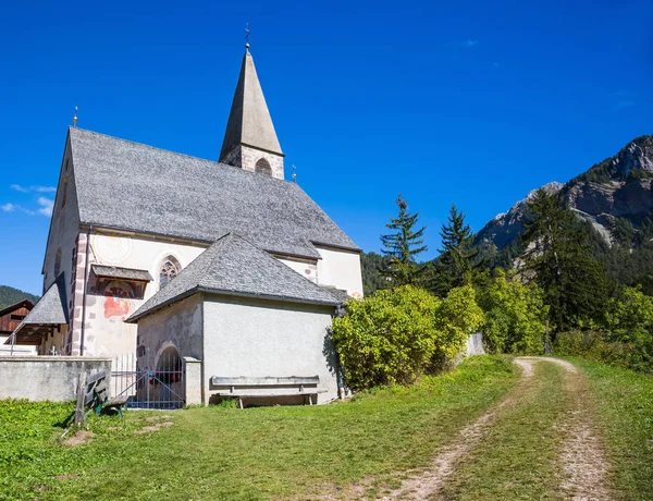 Kościół w Dolomitach, w dolinie Val de Funes. — Zdjęcie stockowe