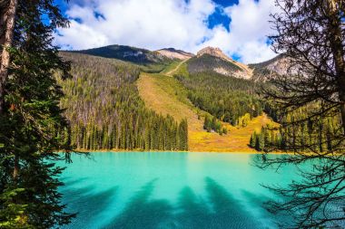 Kanada kayalık dağlarında Magic Emerald Gölü