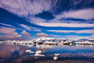 bulutlar ve lagün Jokulsarlon, İzlanda