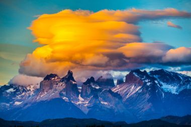  Siyah Los Cuernos kayalıklarla
