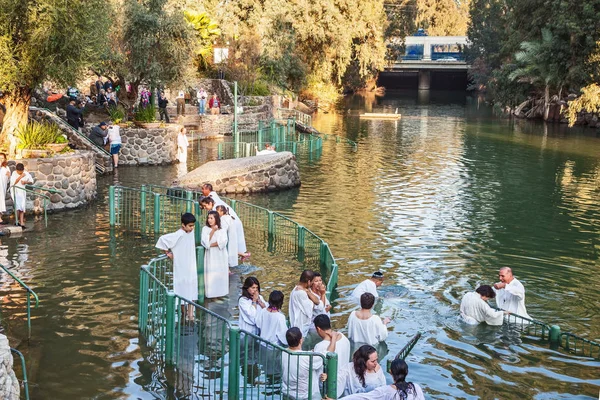 Hıristiyan hacıların Ürdün Nehri vaftiz. 