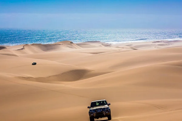 Jeep - safari through the sand dunes — Stock Photo, Image