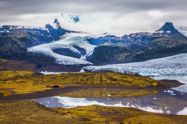 Il ghiacciaio fornisce acqua Laguna di ghiaccio — Foto Stock