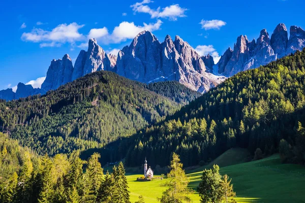 Gröna alpina ängar — Stockfoto